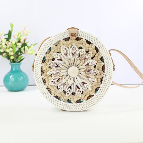New Handmade Bali Rattan Shell Flower Crossbody Bag | Boho-Chic Festival Purse - Picture 1 of 6